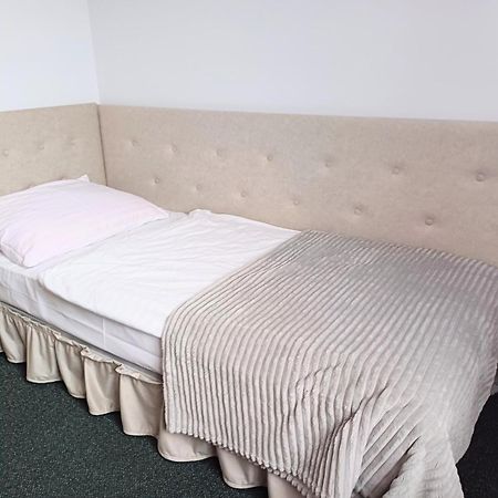 Hotel I Restauracja Borowianka Ostrow Wielkopolski Ngoại thất bức ảnh
