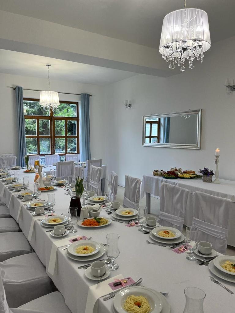 Hotel I Restauracja Borowianka Ostrow Wielkopolski Ngoại thất bức ảnh