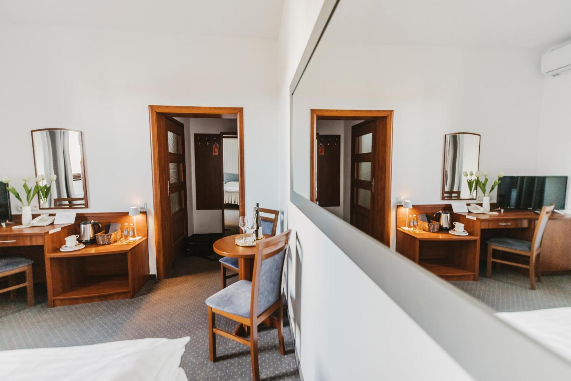 Hotel I Restauracja Borowianka Ostrow Wielkopolski Ngoại thất bức ảnh