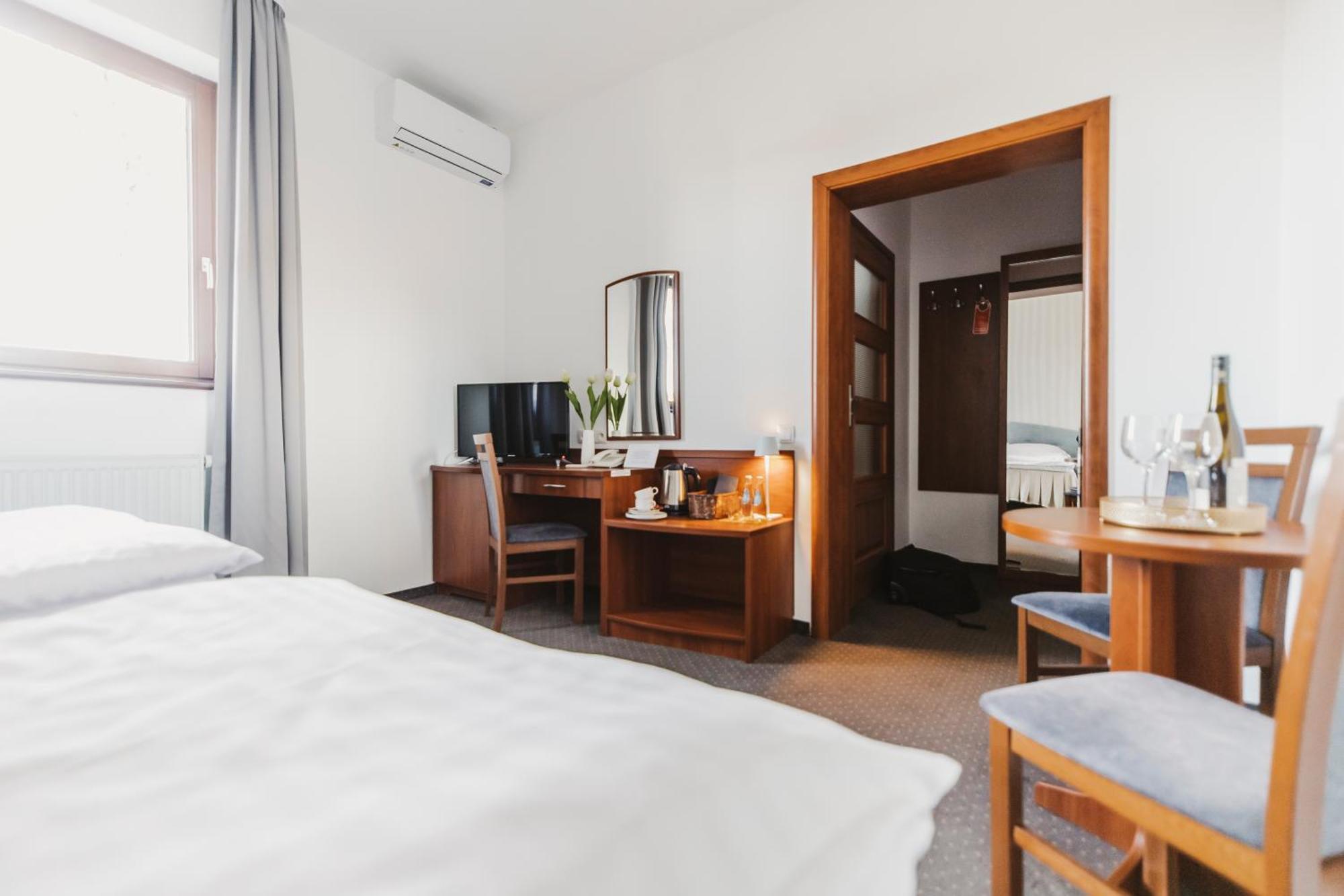 Hotel I Restauracja Borowianka Ostrow Wielkopolski Ngoại thất bức ảnh