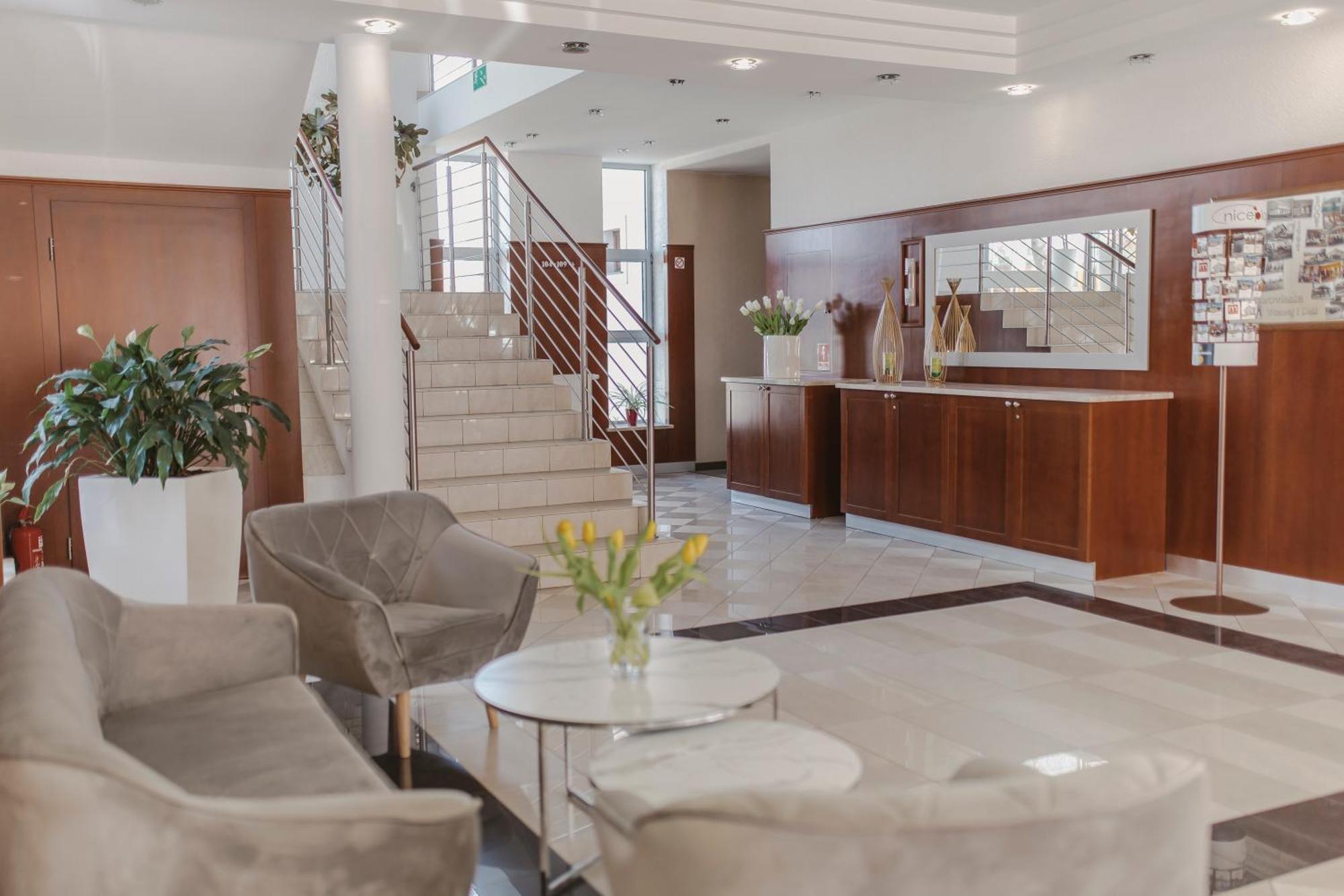 Hotel I Restauracja Borowianka Ostrow Wielkopolski Ngoại thất bức ảnh