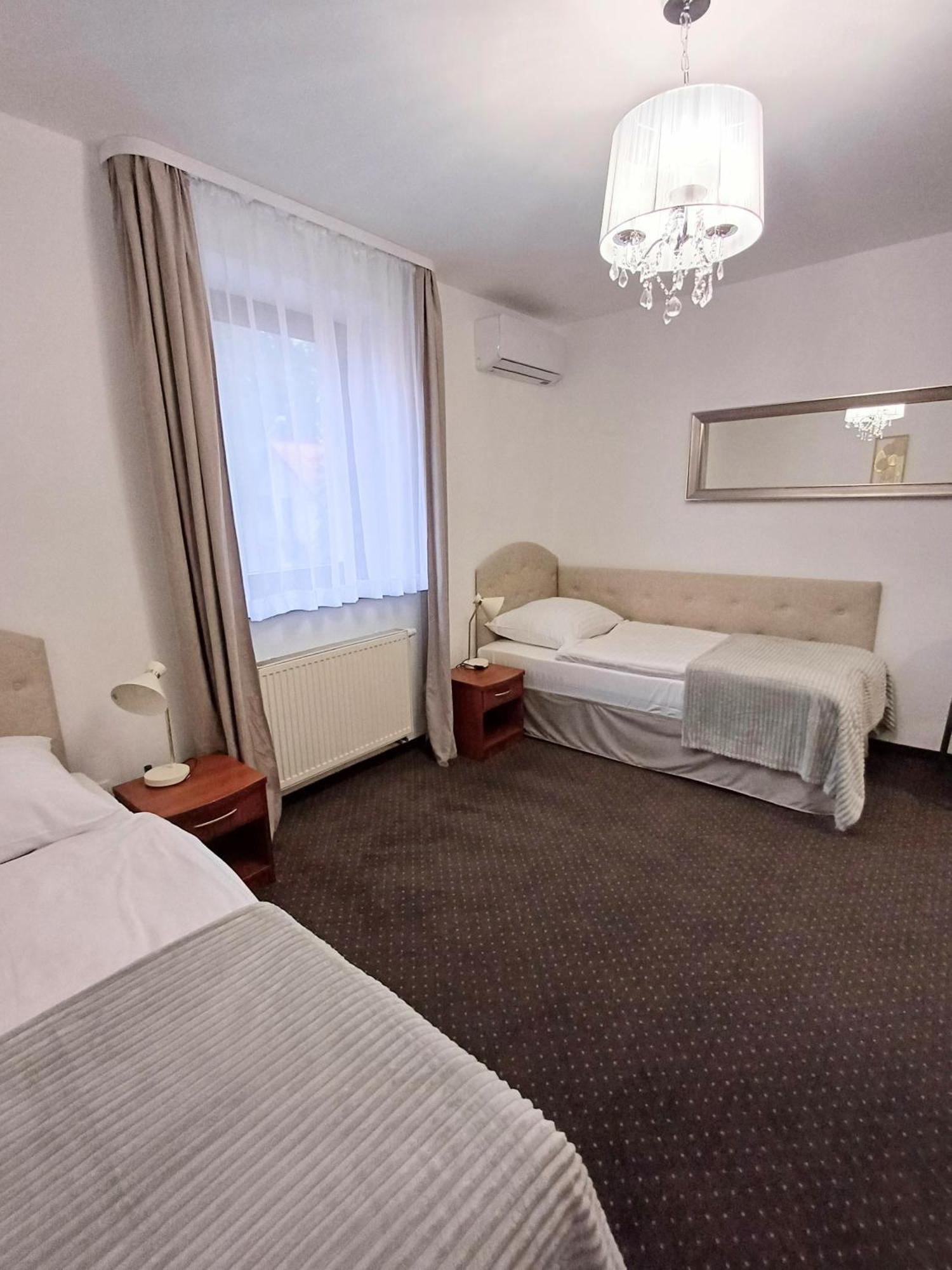 Hotel I Restauracja Borowianka Ostrow Wielkopolski Ngoại thất bức ảnh
