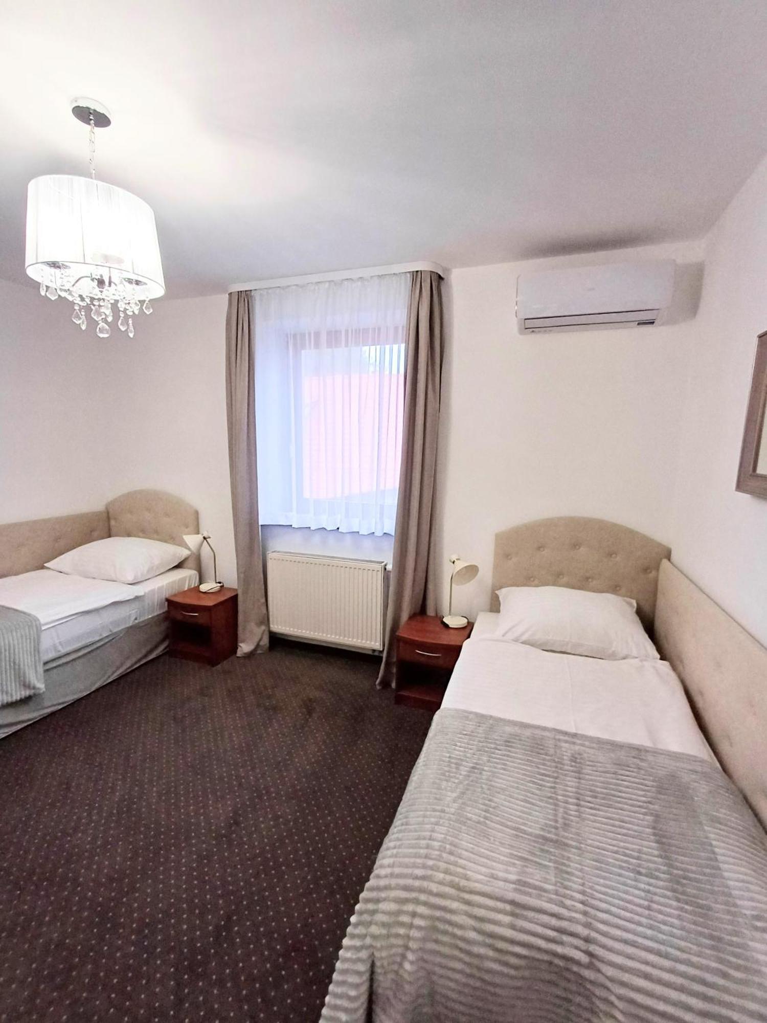Hotel I Restauracja Borowianka Ostrow Wielkopolski Ngoại thất bức ảnh