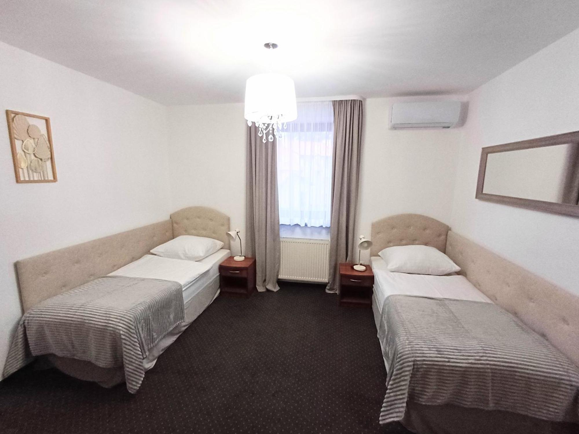 Hotel I Restauracja Borowianka Ostrow Wielkopolski Ngoại thất bức ảnh