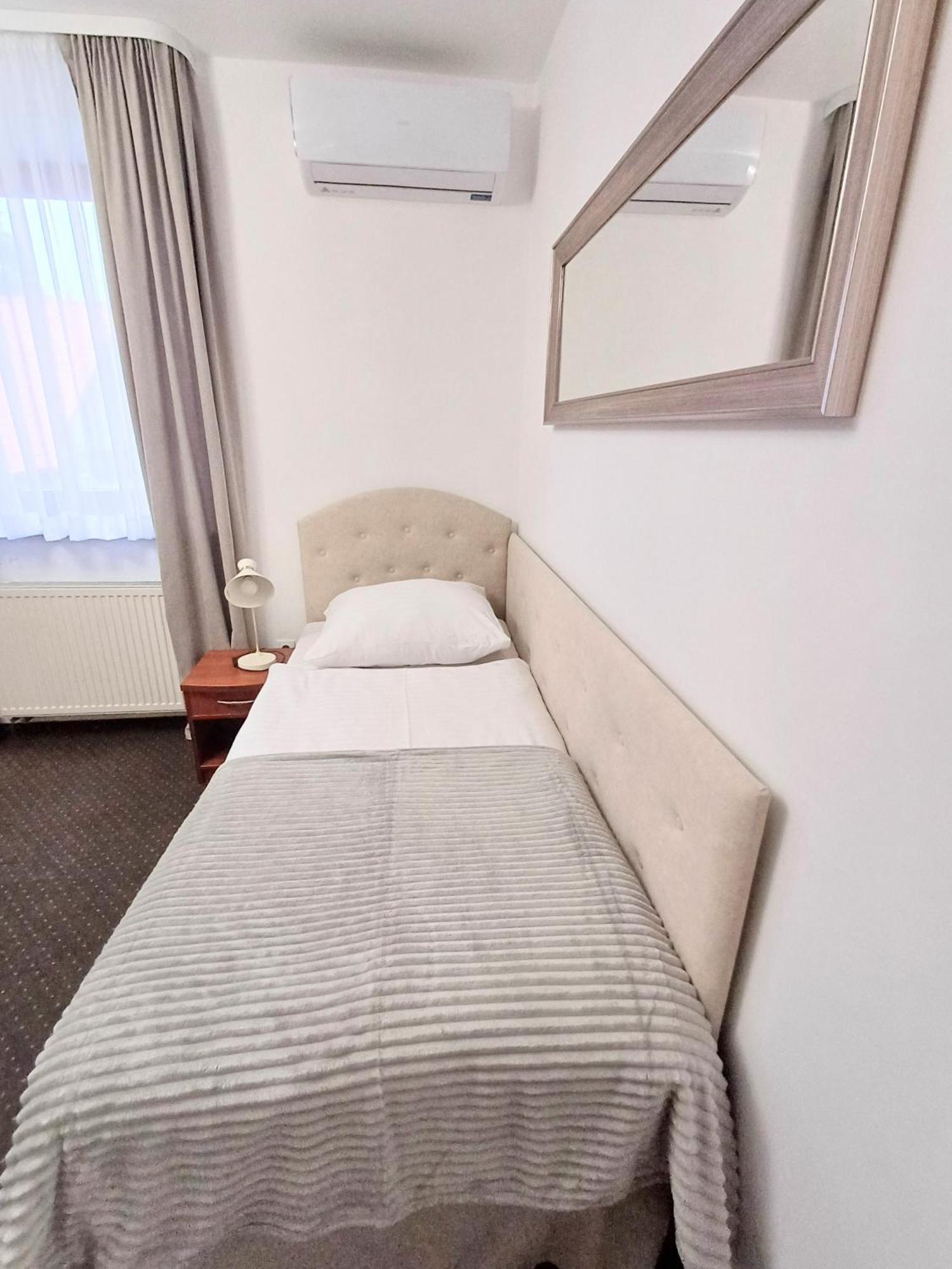 Hotel I Restauracja Borowianka Ostrow Wielkopolski Ngoại thất bức ảnh