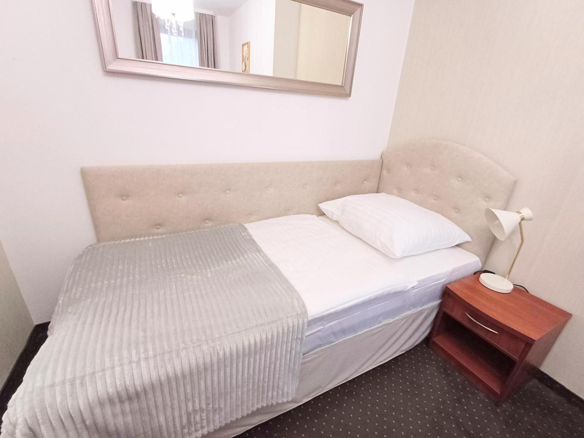 Hotel I Restauracja Borowianka Ostrow Wielkopolski Ngoại thất bức ảnh