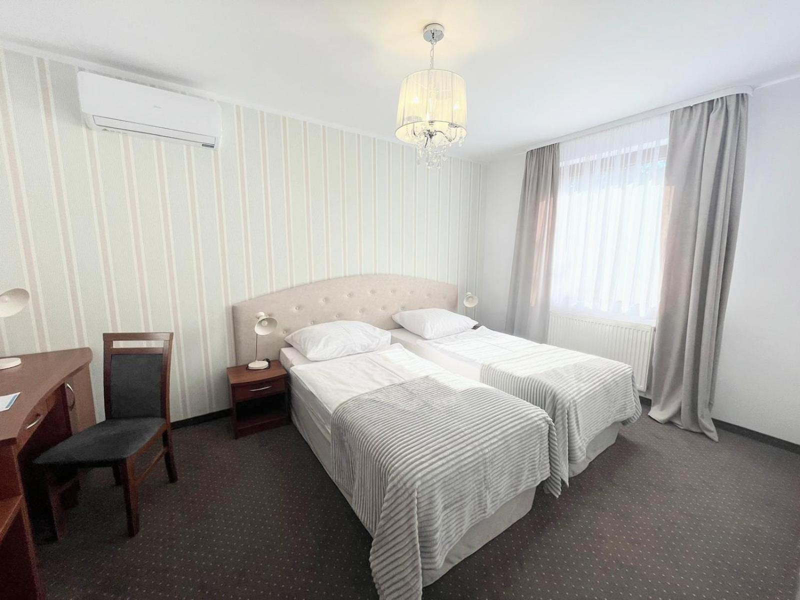 Hotel I Restauracja Borowianka Ostrow Wielkopolski Ngoại thất bức ảnh