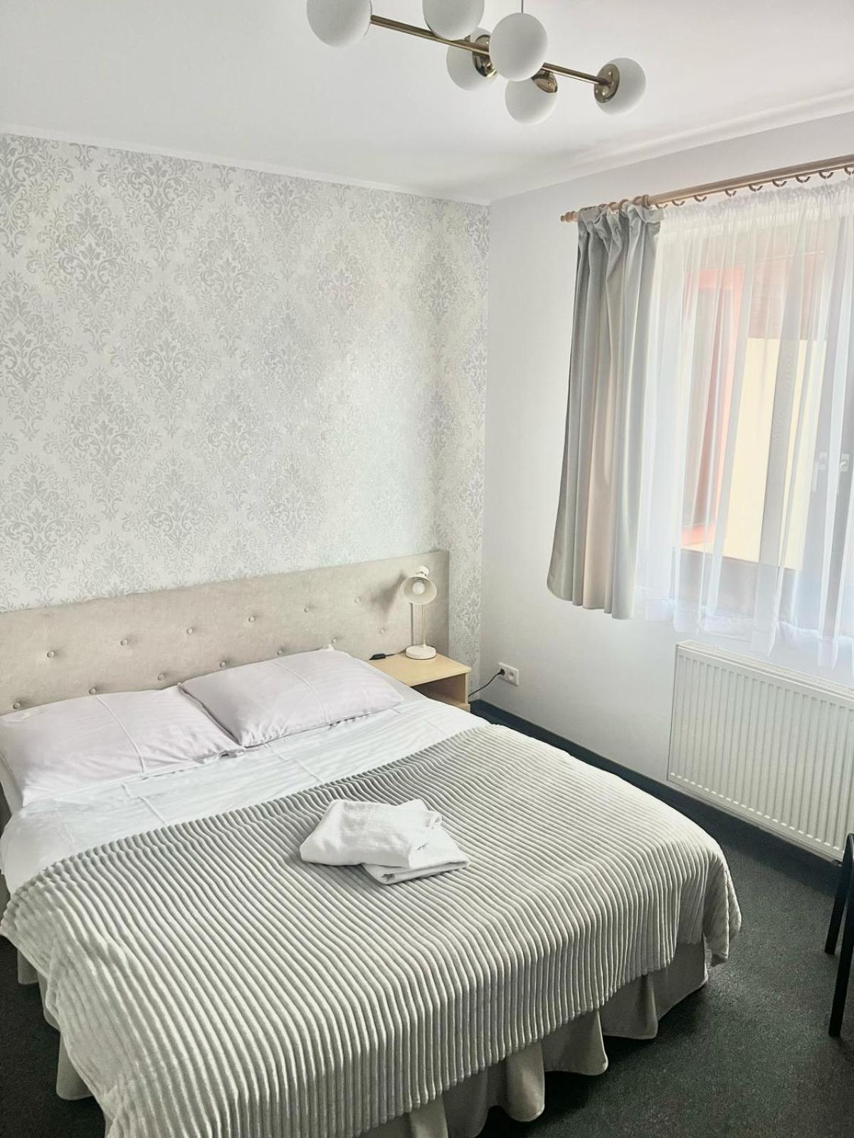 Hotel I Restauracja Borowianka Ostrow Wielkopolski Ngoại thất bức ảnh