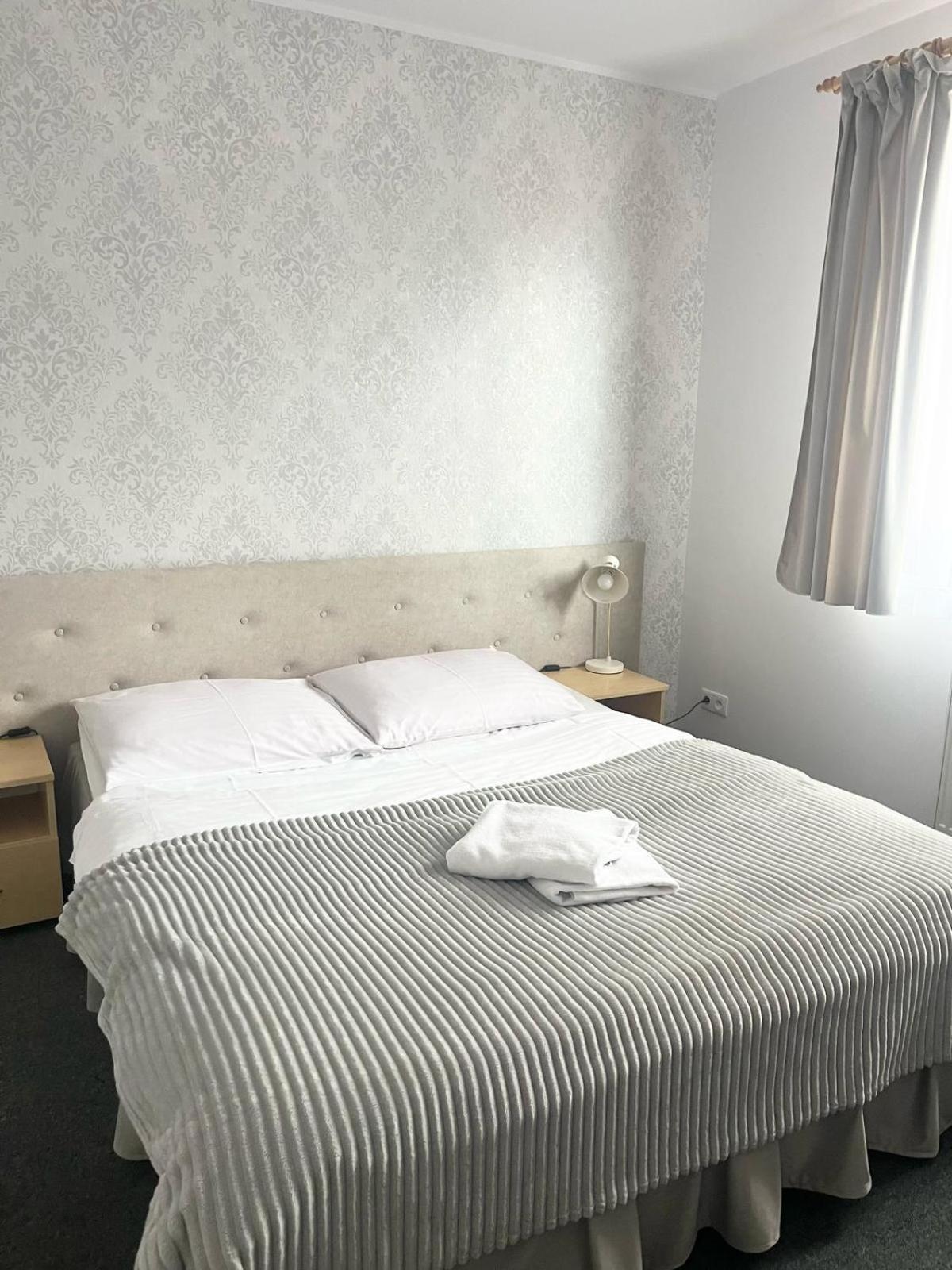Hotel I Restauracja Borowianka Ostrow Wielkopolski Ngoại thất bức ảnh