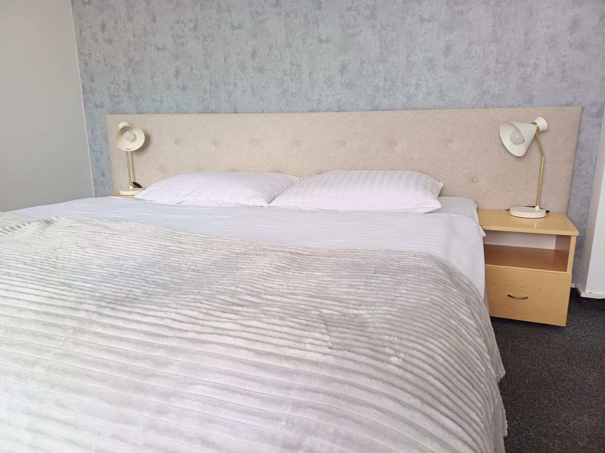 Hotel I Restauracja Borowianka Ostrow Wielkopolski Ngoại thất bức ảnh